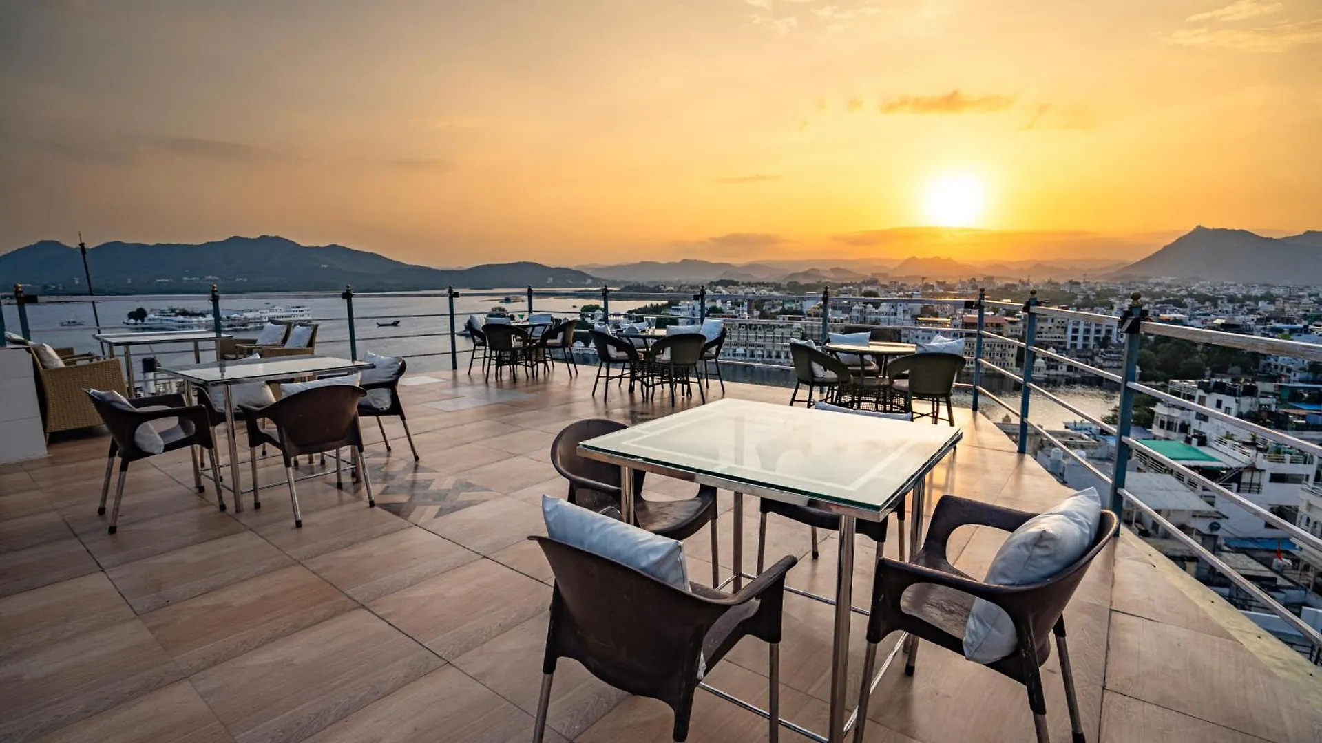 Отель The Lake View Hotel- On Lake Pichola Удайпур